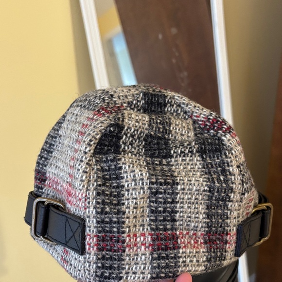 Burberry women’s tweed hat - Picture 8 of 8